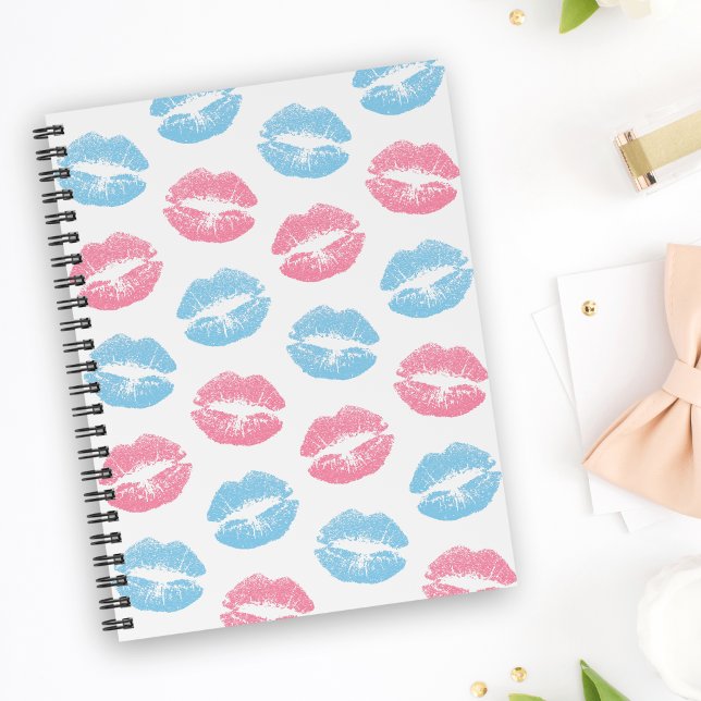 Blaue und rosa Lippenmuster, Lipstick, Kiss Notizblock (Von Creator hochgeladen)
