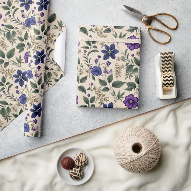 Blaue und violette Blumen mit elfenbeinfarbenem un Geschenkpapier (Kunsthandwerk)