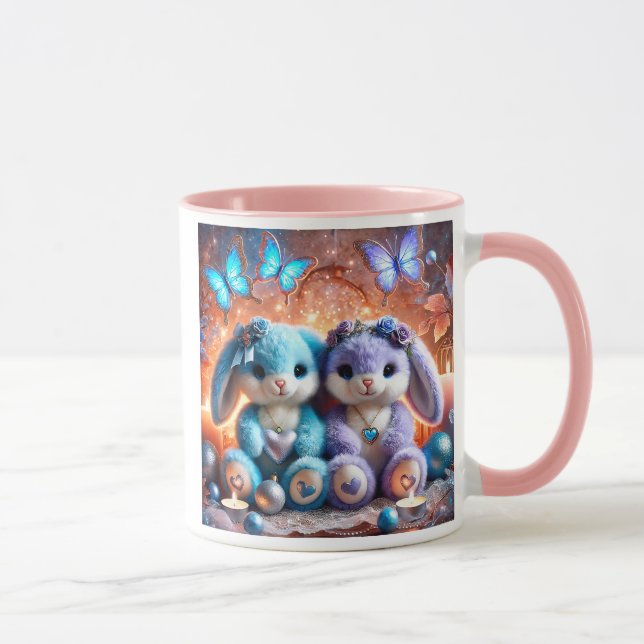 Blaue und violette Plüschkaninchen mit Herzen. Tasse (Rechts)