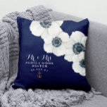 Blaue und weiße Anemonen der Nautik, die mit Keepa Kissen<br><div class="desc">Das kühn bläulich-weiße Kissen der Nautical Boutique Co. bestechen durch das Set der weißen Anemonen in Aquarelltönen auf marineblau-blauem Hintergrund. "Herr & Mrs." ist in der modernen Schriftzeichen-Typografie und das ist mit der traditionellen Blockschrift verbunden. Das Design wird mit einem passenden Aquarellanker betont. #Nautical #CoastalWedding #Anemones</div>