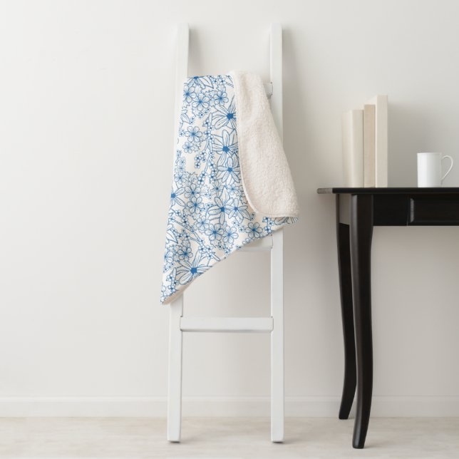 Blaue und weiße Blumenästhetik Sherpadecke (Beispiel)