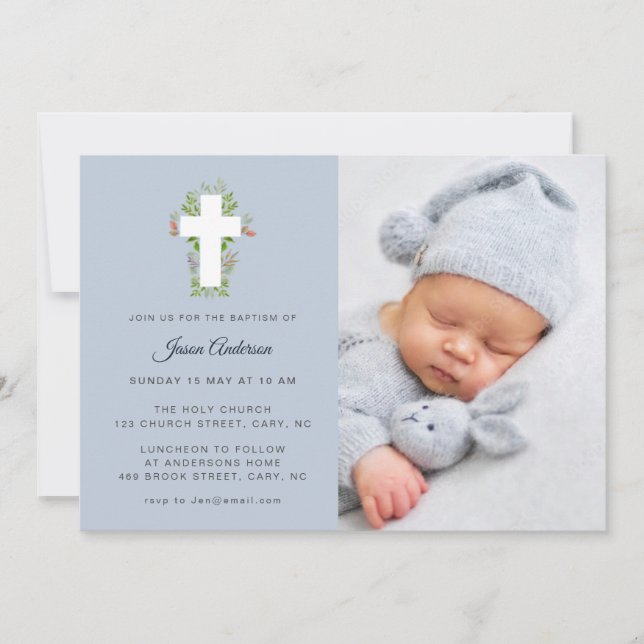 Blaue und weiße Blumenkreuz Fototaufe Einladung (Vorderseite)