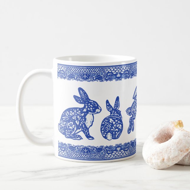 Blaue und weiße Florkaninchen Bunnies Niedliche Wh Kaffeetasse (Mit Donut)