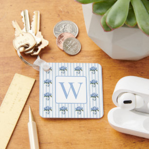 Blaue und weiße Hortensien auf Streifen-Monogramm Schlüsselanhänger