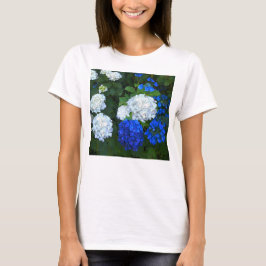 Blaue und weiße Hydrangeas. T-Shirt