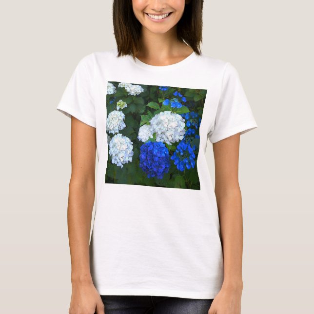 Blaue und weiße Hydrangeas. T-Shirt (Vorderseite)