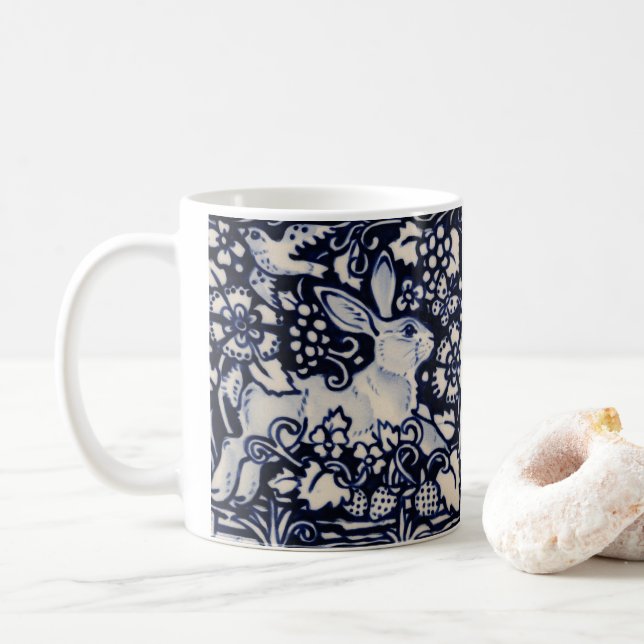 Blaue und weiße Kaninchen Tile Woodland Strawberry Kaffeetasse (Mit Donut)