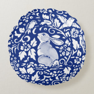 Blaue und weiße Kaninchen-Töpferei Rundes Kissen