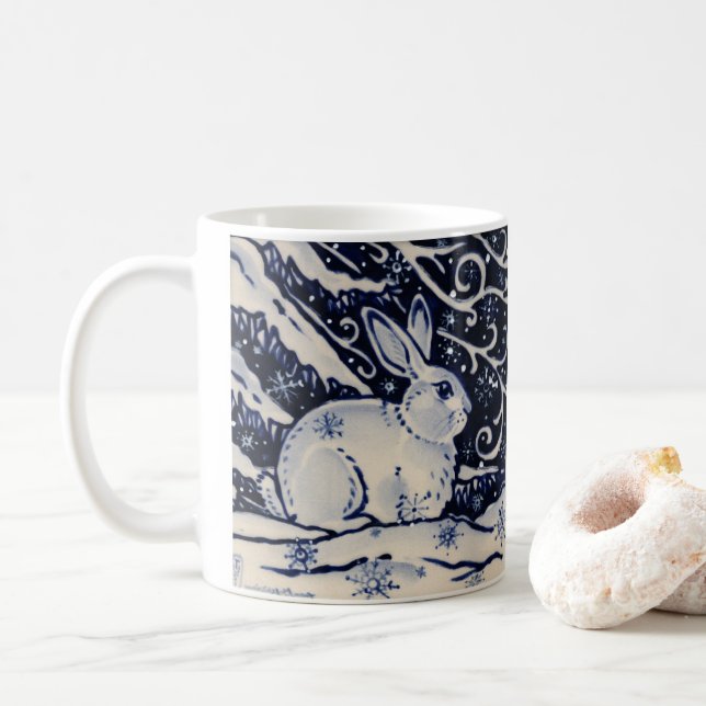 Blaue und weiße Kaninchen Winter-Waldschnee Kaffeetasse (Mit Donut)