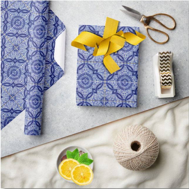 Blaue und weiße mediterrane Keramik Fliesenmuster Geschenkpapier (Liven up your gift game with this pretty blue + white Mediterranean tile pattern wrapping paper! )