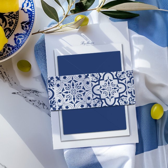 Blaue und weiße Mittelmeerküste Hochzeit Einladungsbanderole (Blue & White Mediterranean Tile Wedding Invitation Belly Band)