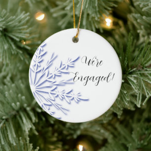 Blaue und weiße Schneeflocke-Verlobung Keramik Ornament