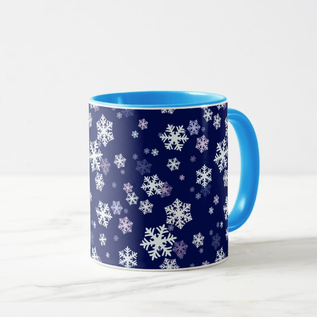 Blaue und weiße Schneeflocken auf dunkelblauem Bod Tasse (VorderseiteRechts)