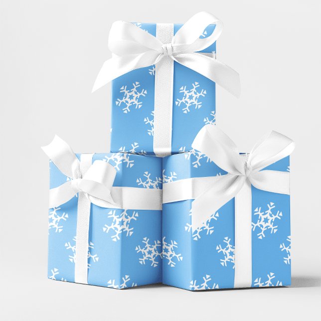 Blaue und weiße Schneeflocken Geschenkpapier (Blue and White Snowflakes Wrapping Paper)