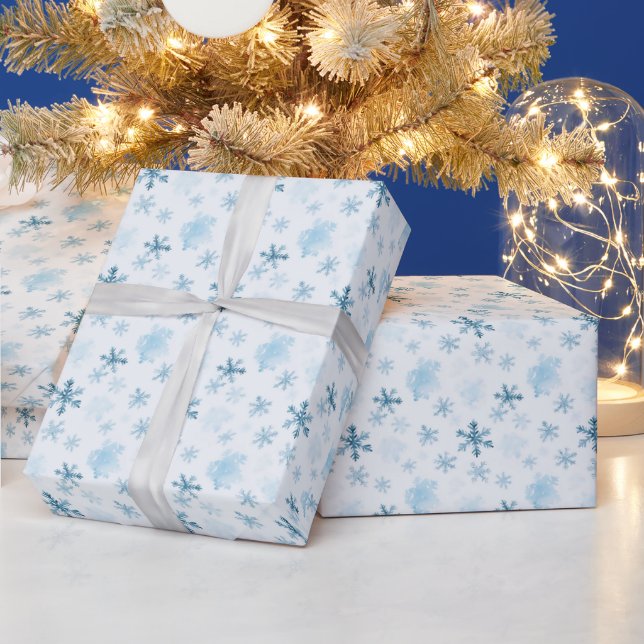 Blaue und weiße Schneeflocken Winter Moderne Weihn Geschenkpapier (Feiertage)
