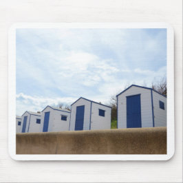 Blaue und weiße Strandhütten Mousepad