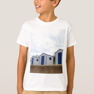 Blaue und weiße Strandhütten T-Shirt