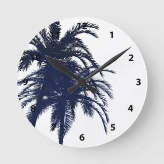 Blaue und weiße tropische Palmen Runde Wanduhr