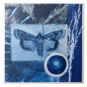 Blaue und weiße Vintage-Motte Cyanotypie Fliese
