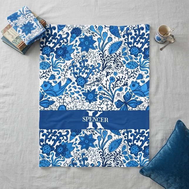 Blaue und Weiße Volkskunst-Monogramm-Fleece-Decke Fleecedecke (Von Creator hochgeladen)