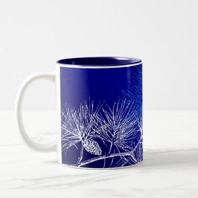 Blaue und weiße Winterkiefer Zweifarbige Tasse (Links)
