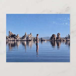Blaue Vintage-Seelandschaft mit Schwimmer und Fels Postkarte