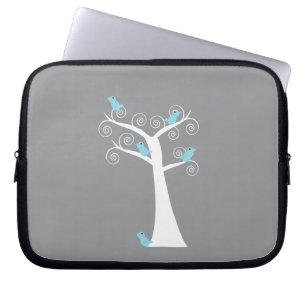 Blaue Vögel auf weißem Baum grauem Hintergrund Nat Laptopschutzhülle