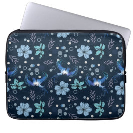Blaue Vögel und florale Harmonie Nahtloses Muster Laptopschutzhülle