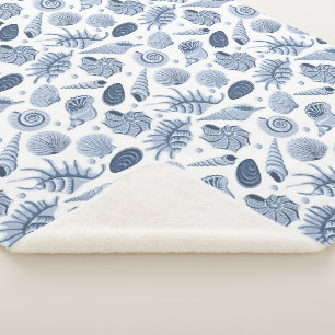 Blaue, von Hand gezogene Muscheln auf weiß Sherpadecke