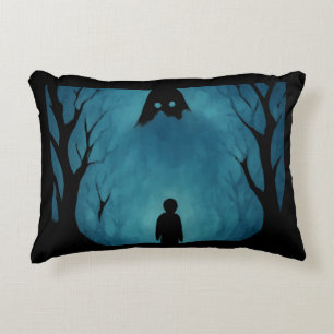 Blaue Wald-Silhouette Einsame Figur im Schatten Dekokissen