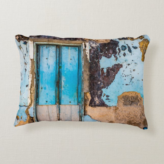 Blaue Wand und Tür Dekokissen (Rückseite)