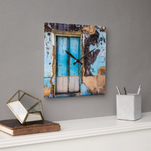 Blaue Wand und Tür Quadratische Wanduhr
