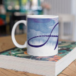 Blaue Wasserfarbe mit Name und Anfangsbezeichnung  Tasse<br><div class="desc">Schöne blaue Aquarellfarbe mit dem Namen von jemandem Besonderem (deine Mutter, Oma, Chef... ), denn es ist immer Zeit für eine Tasse Kaffee. Diese exklusive Tasse wurde mit dem Anspruch entworfen, anspruchsvoll zu sein. Sie zeichnet sich durch ein fesselndes Muster aus, das Ihre Initialen und Namen nahtlos in unterschiedlichen Schriftart-Stilen...</div>