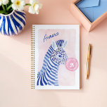 Blaue Wasserfarbe Zebra Tierblasen Kaublase Planer<br><div class="desc">Mit diesem einzigartigen Blue Watercolor Zebra Animal Blowble Gum Bubble Planner fügen Sie Ihrer Tagesplanung eine Touch von skurriler Eleganz hinzu. Mit unserem handbemalten Zebra mit einem auffallend blau gestreiften abstrakten Muster und einer kühnen rosa Kaublase. Das spielerische und dennoch raffinierte Design ist perfekt für Tierfreunde und alle, die einen...</div>