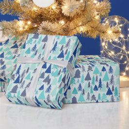 Blaue Weihnachtsbäume in einem Evergreen Forest Geschenkpapier