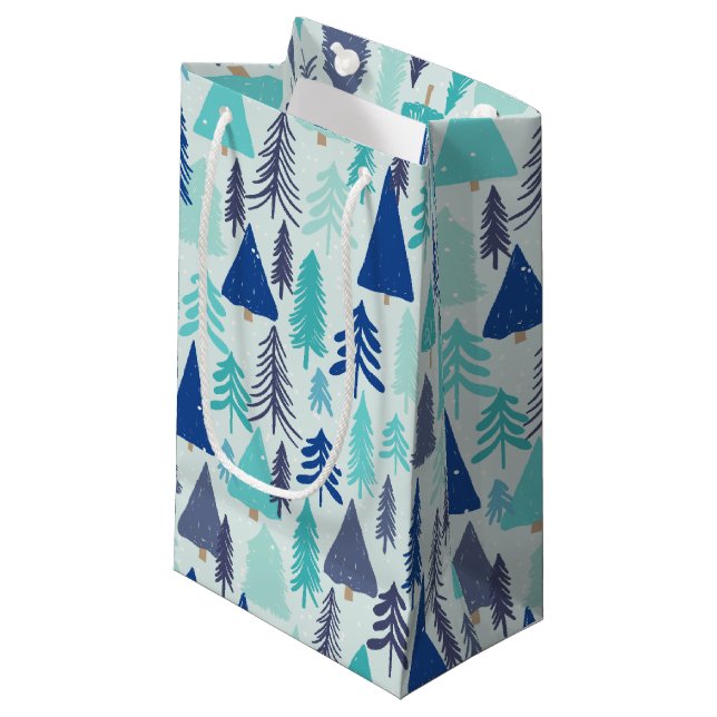 Blaue Weihnachtsbäume in einem Evergreen Forest Kleine Geschenktüte (Vorderseite Schrägansicht)