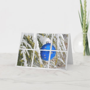 Blaue Weihnachtsschmuck im Fenster Karte