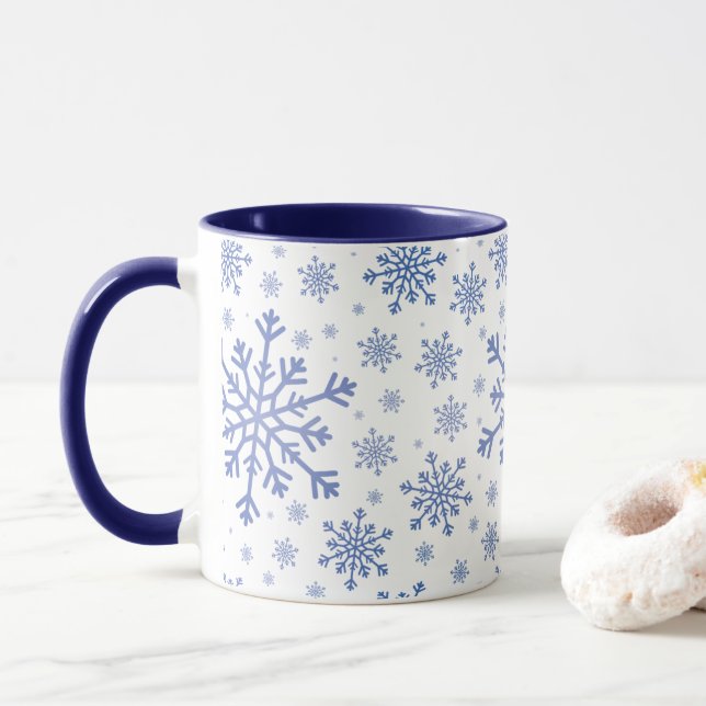 Blaue Weihnachtsschneeflocken im Winter weiß Tasse (Mit Donut)