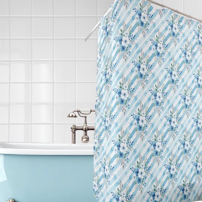 Blaue Weiß Wasserfarbe Floral Diagonale Streifen Duschvorhang (A shower curtain with blue and white floral and stripe pattern in a coastal watercolor style)