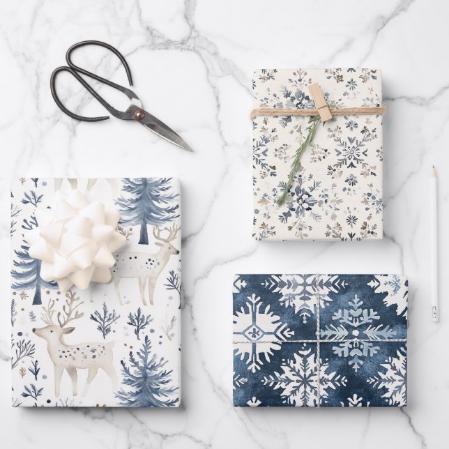Blaue Weiße Weihnachtsbäume Hirsche Geschenkpapier Set (Vorderseite)