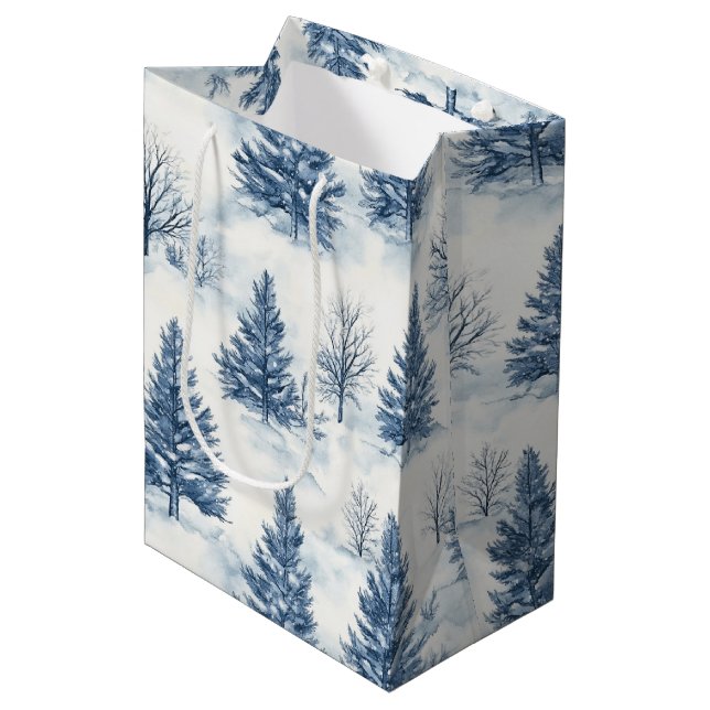 Blaue Weiße Weihnachtskiefern Mittlere Geschenktüte (Vorderseite Schrägansicht)