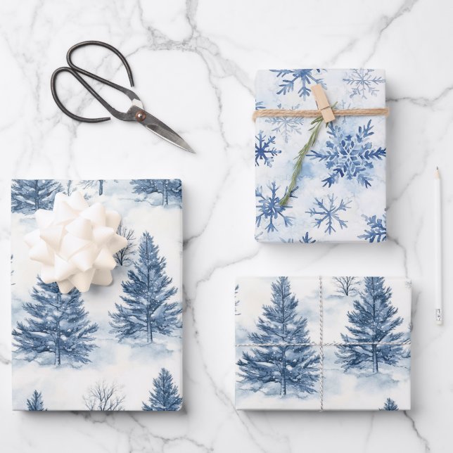 Blaue Weiße Weihnachtskiefern Schneeflocken Geschenkpapier Set (Vorderseite)