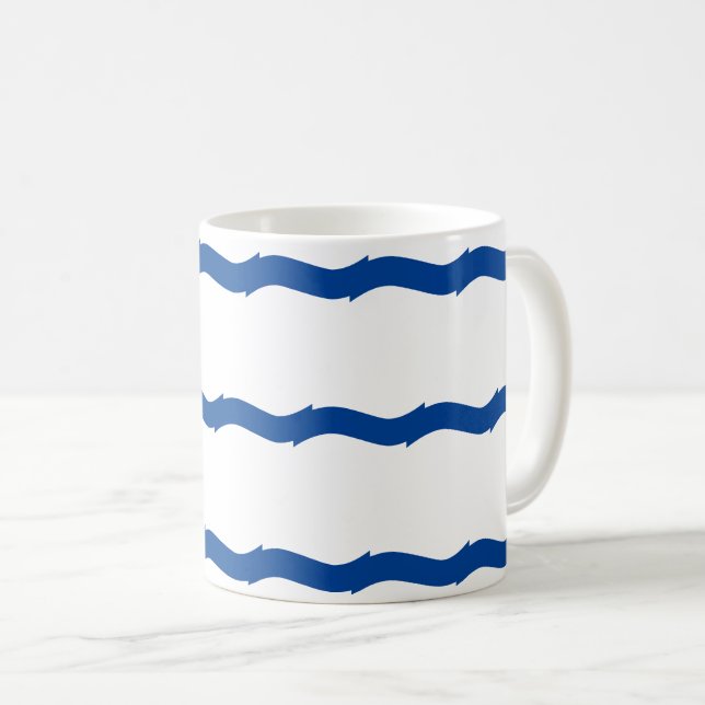 Blaue weiße Wellen Streifen nautisches Muster Kaffeetasse (VorderseiteRechts)