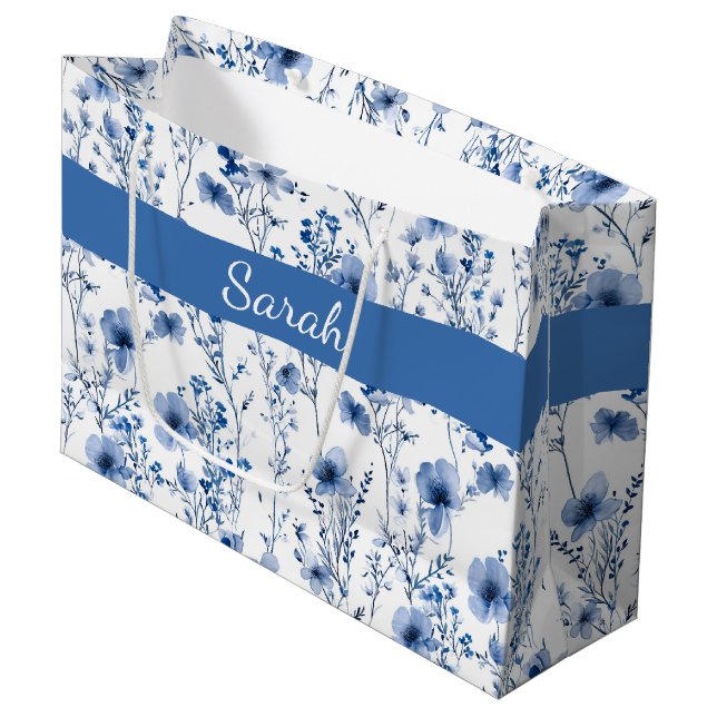 Blaue weiße Wildblumen-Blumen-Monogramm-Name Große Geschenktüte (Vorderseite Schrägansicht)