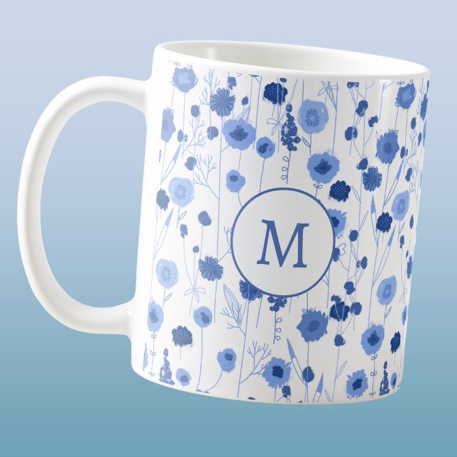 Blaue weiße Wildblumenwiese Botanisches Monogramm Kaffeetasse (Blue white wildflower meadow custom personalized monogram initial coffee mug)