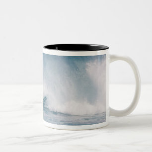 Blaue Welle kracht, Maui, Hawaii, USA 3 Zweifarbige Tasse