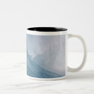 Blaue Welle kracht, Maui, Hawaii, USA Zweifarbige Tasse