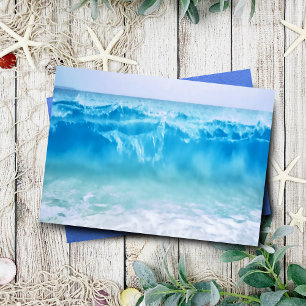 Blaue Wellen brechen am leeren Strand innen