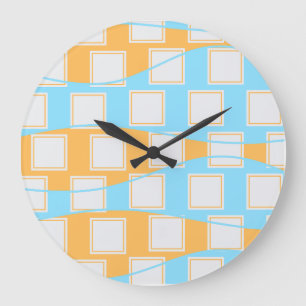 Blaue Wellen über weißen Quadrat-Patches Große Wanduhr