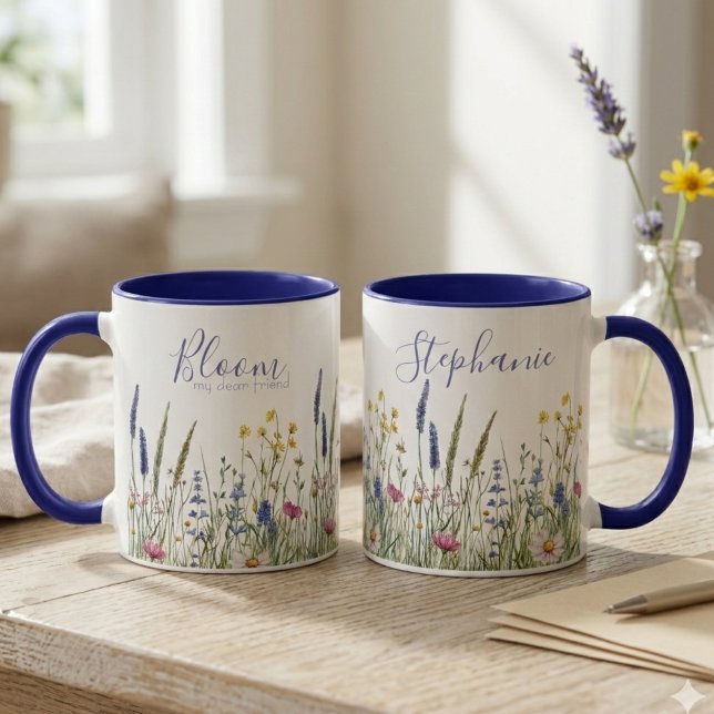 Blaue Wildblumen-Botanik-Wasserfarbe Tasse (Two wildflower mugs on a wooden desk, a lovely birthday gift for a best friend to enjoy.)